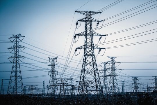 Idealerweise ist die von den Energieversorgungsunternehmen gelieferte Netzspannung eine gleichförmige Sinusspannung konstanter Amplitude und Frequenz. Ein Idealfall, der heute in öffentlichen Netzen kaum mehr anzutreffen ist. Idealerweise ist die von den Energieversorgungsunternehmen gelieferte Netzspannung eine gleichförmige Sinusspannung konstanter Amplitude und Frequenz. Ein Idealfall, der heute in öffentlichen Netzen kaum mehr anzutreffen ist.