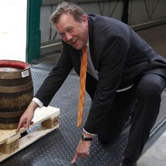 Rüdiger Bierhenke, Vertriebsleiter Industrie bei Hörmann, erläuterte den Fachbesuchern die Technik in der Ladebrücke. Rüdiger Bierhenke, Vertriebsleiter Industrie bei Hörmann, erläuterte den Fachbesuchern die Technik in der Ladebrücke.