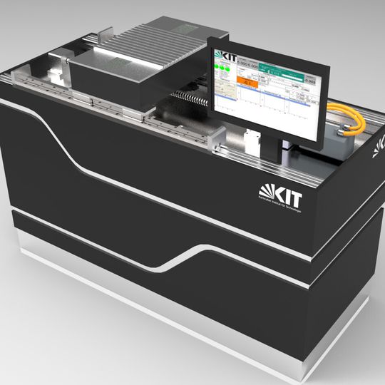 Der CFK-Schlitten vom Karlsruher Institut für Technologie (KIT) reduziert Schwingungen ohne Änderung von Vorschub und Spindeldrehzahl. Der CFK-Schlitten vom Karlsruher Institut für Technologie (KIT) reduziert Schwingungen ohne Änderung von Vorschub und Spindeldrehzahl.