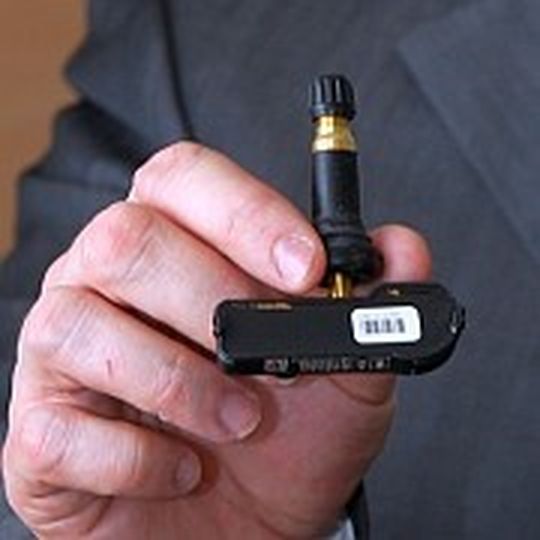 Sorgt für Diskussionen: der Sensor für das Reifendruckkontrollsystem. Sorgt für Diskussionen: der Sensor für das Reifendruckkontrollsystem.