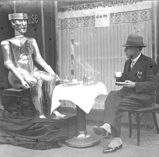 Der englische Ing.-Kapitän W.H. Richards führt seinen künstliche Maschinenmenschen „Robot“ 1930 im Berliner Wintergarten vor. Der englische Ing.-Kapitän W.H. Richards führt seinen künstliche Maschinenmenschen „Robot“ 1930 im Berliner Wintergarten vor.