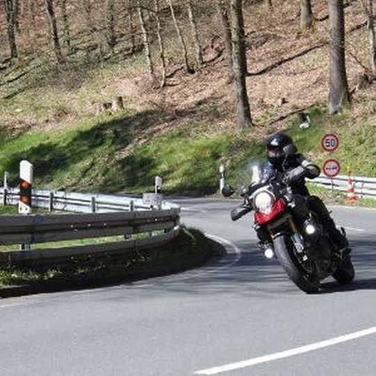 Der Kurvenjäger von Eichenbühl: »bike und business«-Autor Tom Müller beim Praxistest des neuen Suzuki-Musterschülers. Der Kurvenjäger von Eichenbühl: »bike und business«-Autor Tom Müller beim Praxistest des neuen Suzuki-Musterschülers.
