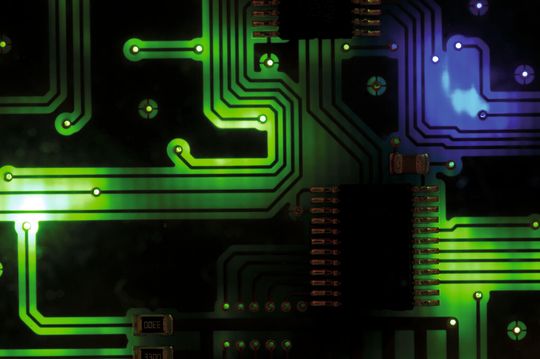 Folientastaturen: LED-Technik, kombiniert mit einem ausgeklügelten Aufbau, ermöglicht den Bau von beleuchteten Folientastaturen, die nur geringfügig dicker als die verbreitete EL-Beleuchtung sind. Eine lange Lebensdauer, große Helligkeit sowie die Möglichkeit der Einzeltasten Ansteuerung eröffnen der Folientastatur völlig neue Anwendungsgebiete.