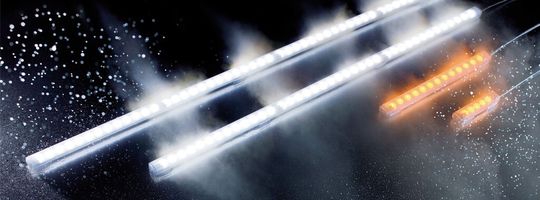 Die elegante CLA-Lichtleiste entspricht der Schutzart IP 69K: Auch unter Hochdruck können heißes Wasser und Staub ihr nichts anhaben.
