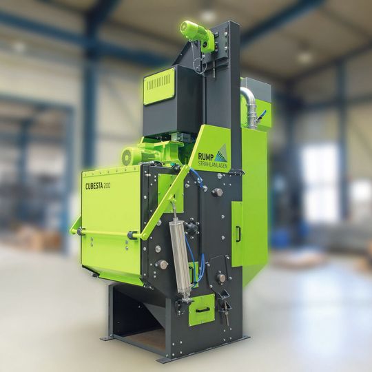 Die Muldenband-Strahlanlage findet auf einer Grundfläche von gerade einmal 3 m × 3 m Platz. Die Muldenband-Strahlanlage findet auf einer Grundfläche von gerade einmal 3 m × 3 m Platz.