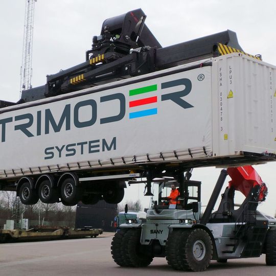 Der Trimoder von FSH stellt im kombinierten Verkehr eine wirtschaftliche Alternative zum Trailer dar. Der Trimoder von FSH stellt im kombinierten Verkehr eine wirtschaftliche Alternative zum Trailer dar.
