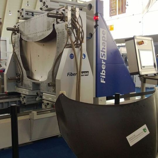 Spaltimprägnieranlage des IKV mit Werkzeug und CFK-Motorhaube auf der Composites Europe 2013. Spaltimprägnieranlage des IKV mit Werkzeug und CFK-Motorhaube auf der Composites Europe 2013.