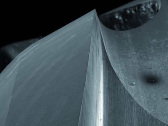 HSC-Kopierfräser mit optimaler Spanabfuhr. Ein neuartiges Schleifverfahren erzeugt wesentlich glattere Schneidkanten und Spannuten, reduzierte Kantenausbrüche führen zu einer Verlängerung der Standwege. HSC-Kopierfräser mit optimaler Spanabfuhr. Ein neuartiges Schleifverfahren erzeugt wesentlich glattere Schneidkanten und Spannuten, reduzierte Kantenausbrüche führen zu einer Verlängerung der Standwege.