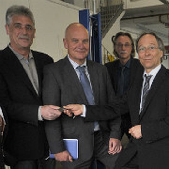 Fahrzeugübergabe: (v. li.) Michael Gemein (Kfz-Innung Rhein-Erft), Hajo Rutenberg (Hyundai Deutschland), Heribert Ropertz (Kreishandwerkerschaft Rhein-Erft) und Friedel Beyer (Hyundai Deutschland).