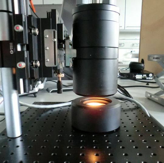 Aufbau für die NIR-spektroskopische Analyse von HTC Produkten in diffuser Reflexion.Der Messkopf ist mittels Glasfaser an das NIR-Spektrometer (nicht abgebildet) angeschlossen. Eine Messung benötigt weniger als 1 Sekunde. Unterschiedliche Sonden bzw. Messköpfe könnenan das Spektrometer angeschlossen werden und der Messaufbau so an unterschiedliche Messbedingungen angepasst werden. Aufbau für die NIR-spektroskopische Analyse von HTC Produkten in diffuser Reflexion.Der Messkopf ist mittels Glasfaser an das NIR-Spektrometer (nicht abgebildet) angeschlossen. Eine Messung benötigt weniger als 1 Sekunde. Unterschiedliche Sonden bzw. Messköpfe könnenan das Spektrometer angeschlossen werden und der Messaufbau so an unterschiedliche Messbedingungen angepasst werden.