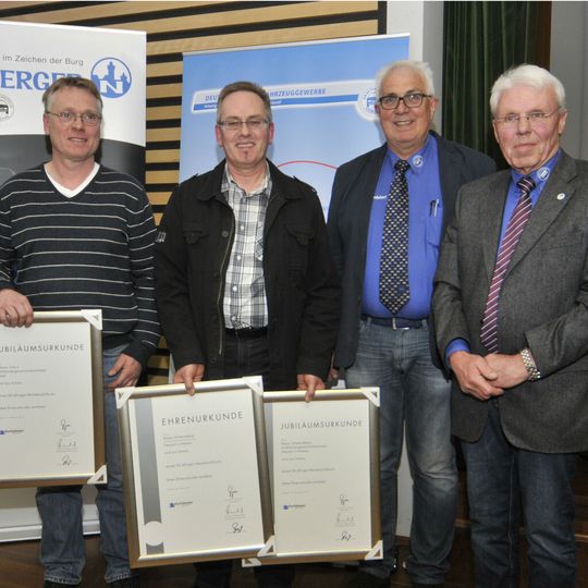 Betriebsjubiläum: (v. re.) Georg Wolf und Gerhard Soßdorf (beide Kfz-Innung Kassel) gratulieren Reiner Schweinsberg und Andreas Claus.