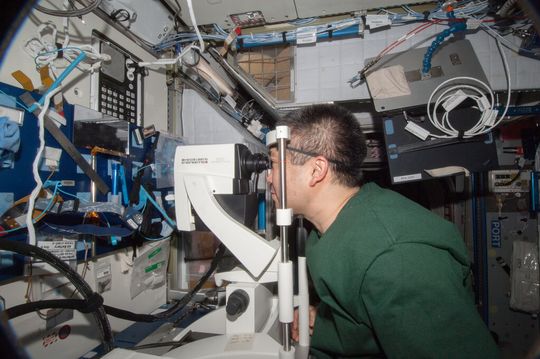 Astronaut Koichi Wakata von der Japan Aerospace Exploration Agency (JAXA) führt eine Spectralis-OCT-Untersuchung an Bord der Internationalen Raumstation ISS durch. Astronaut Koichi Wakata von der Japan Aerospace Exploration Agency (JAXA) führt eine Spectralis-OCT-Untersuchung an Bord der Internationalen Raumstation ISS durch.