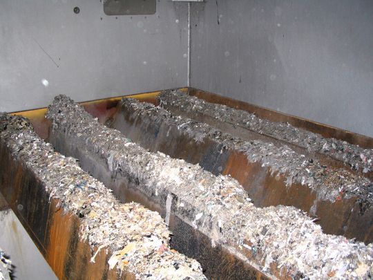 Geschredderte Kunststoffabfälle können im Oszillomat ohne Rotation, Vibration und Luftauflockerung sicher ausgetragen werden. Geschredderte Kunststoffabfälle können im Oszillomat ohne Rotation, Vibration und Luftauflockerung sicher ausgetragen werden.
