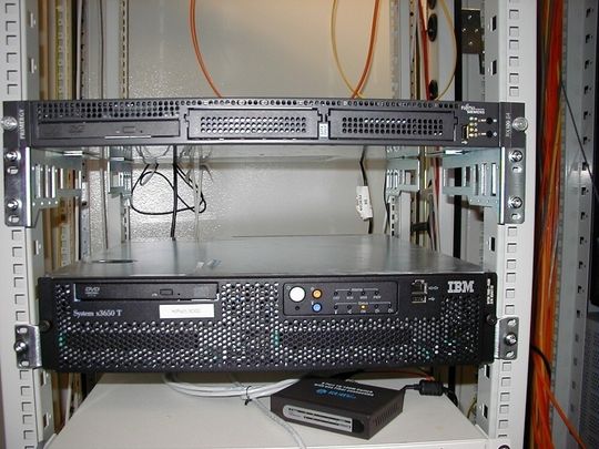 Hipath 8000 auf IBM-Server; Quelle: Anruf Heft 2, 2007 Hipath 8000 auf IBM-Server; Quelle: Anruf Heft 2, 2007