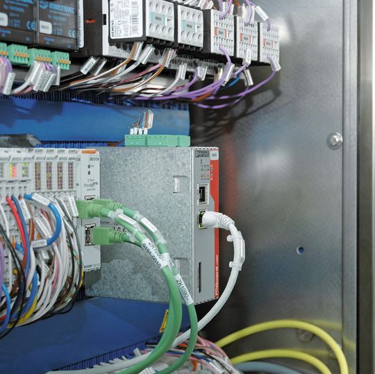 Mit der Umstellung auf breitbandige IP-/VPN-Verbindungen und der M-Guard-Technik von Innominate kann Multivac eine Vielzahl von Diagnosedaten übertragen. Mit der Umstellung auf breitbandige IP-/VPN-Verbindungen und der M-Guard-Technik von Innominate kann Multivac eine Vielzahl von Diagnosedaten übertragen.