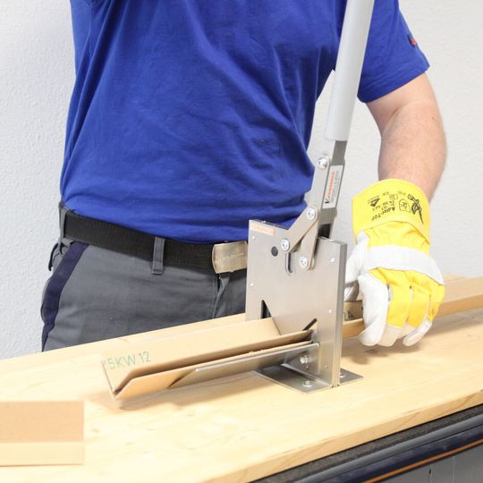 Ohne großen Kraftaufwand lassen sich mit dem K-WSG Winkel aus Pappe für den Kantenschutz zuschneiden. Ohne großen Kraftaufwand lassen sich mit dem K-WSG Winkel aus Pappe für den Kantenschutz zuschneiden.
