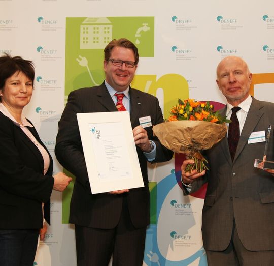 Preisübergabe (v.l.): Jurymitglied Dr. Ursula Weidenfeld, Deneff-Vorstandsvorsitzender Carsten Müller und Heinrich Schuster von KSB.