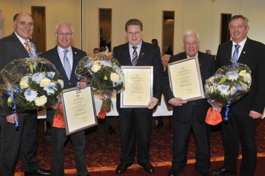 Ausgezeichnet mit der ZDK-Ehrennadel: (v.li.) Gerhard Hösel (Geschäftsführer des Landesverbandes), Walter Horstmann (Obermeister Kfz-Innung Ammerland), Lothar Freese (Obermeister Kfz-Innung Ostfriesland), Heinz Bottke (Obermeister Kfz-Innung Helmstedt) und Karl-Heinz Bley (Präsident des Landesverbandes).