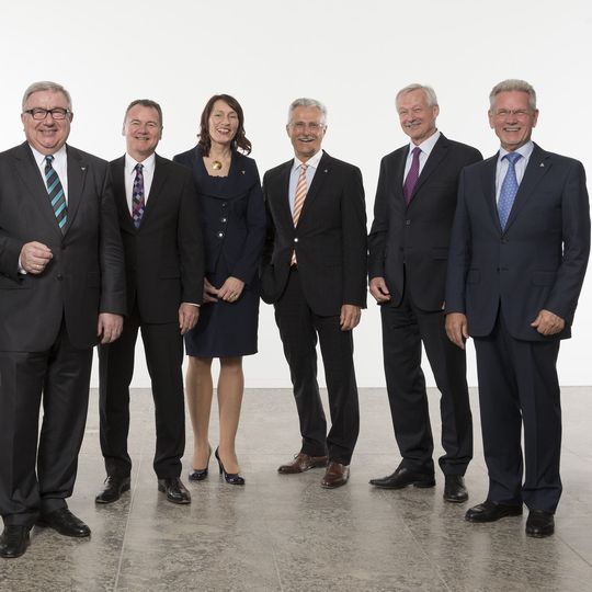 Der neue Aufsichtsrat und Vorstand der Wittenstein AG (v.r.): Aufsichtsratsvorsitzender Dr.-Ing. E.h. Manfred Wittenstein, Dr. Stefan Reineck, stellvertretender Aufsichtsratsvorsitzender Dr. Manfred Biehal, Karin Markert, Vorstand Karl-Heinz Schwarz, Vorstandsvorsitzender Prof. Dr.-Ing. Dieter Spath, Prof. Ronald Gleich und Jürgen Guckenberger Der neue Aufsichtsrat und Vorstand der Wittenstein AG (v.r.): Aufsichtsratsvorsitzender Dr.-Ing. E.h. Manfred Wittenstein, Dr. Stefan Reineck, stellvertretender Aufsichtsratsvorsitzender Dr. Manfred Biehal, Karin Markert, Vorstand Karl-Heinz Schwarz, Vorstandsvorsitzender Prof. Dr.-Ing. Dieter Spath, Prof. Ronald Gleich und Jürgen Guckenberger