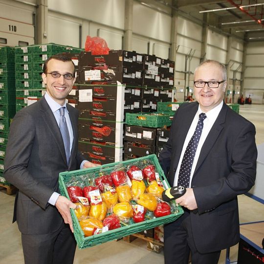 Jordan Corynen (Goodman Director Germany) und Eugenio Guidoccio (Geschäftsführer der Rewe Group Fruchtlogistik) bei der Einweihung des neuen Obst- und Gemüse-Kopflagers in Leipzig. Jordan Corynen (Goodman Director Germany) und Eugenio Guidoccio (Geschäftsführer der Rewe Group Fruchtlogistik) bei der Einweihung des neuen Obst- und Gemüse-Kopflagers in Leipzig.