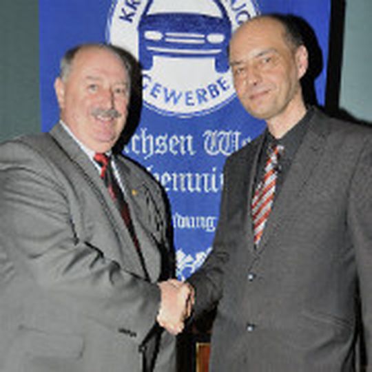 Stabsübergabe: Nach rund 20 Jahren gibt Roland Andrä (li.) das Amt des Obermeisters an Ingolf Metzler ab.