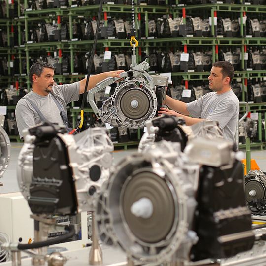 Prüfstand des Doppelkupplungs-Getriebes 7G-DCT von Mercedes-Benz bei der rumänischen Daimler-Tochter Star Transmission in Sebes. Prüfstand des Doppelkupplungs-Getriebes 7G-DCT von Mercedes-Benz bei der rumänischen Daimler-Tochter Star Transmission in Sebes.
