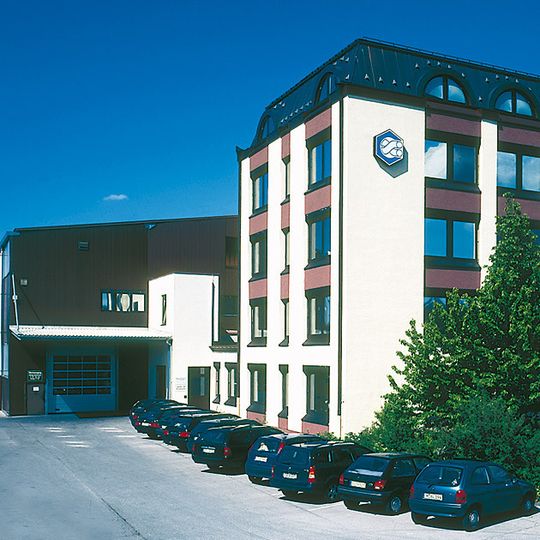 Die Schlemmer Group (im Bild der Firmensitz in Poing) hat die Mehrheit der Hoppe Kunststoffspritzerei und Formenbau GmbH & Co. KG übernommen und ist ab April 2014 Mehrheitsgesellschafter bei dem in Mahlow bei Berlin ansässigen Unternehmen. Die Schlemmer Group (im Bild der Firmensitz in Poing) hat die Mehrheit der Hoppe Kunststoffspritzerei und Formenbau GmbH & Co. KG übernommen und ist ab April 2014 Mehrheitsgesellschafter bei dem in Mahlow bei Berlin ansässigen Unternehmen.
