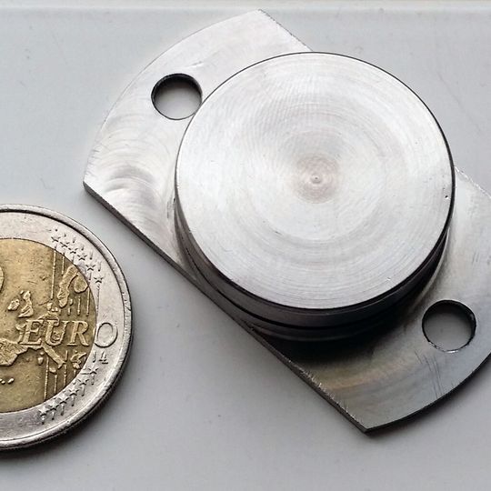 Flexibel montierbar kommt der robuste Transponder in den Abmessungen 48 mm × 28 mm × 11 mm daher. Flexibel montierbar kommt der robuste Transponder in den Abmessungen 48 mm × 28 mm × 11 mm daher.