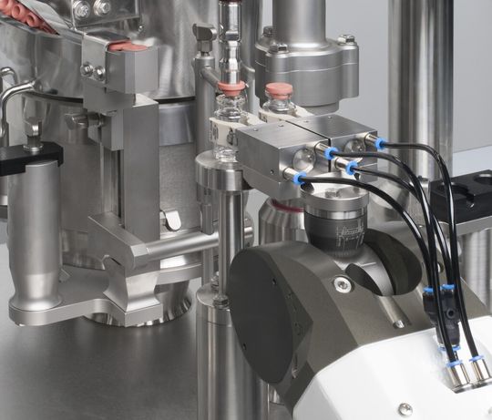 Die KCP 5060 ist eine Füll- und Verschließmaschine für die Kleinchargenproduktion. Die KCP 5060 ist eine Füll- und Verschließmaschine für die Kleinchargenproduktion.