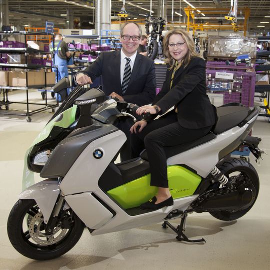 BMW Werk Berlin: Start der Serienproduktion des BMW C evolution. Werkleiter Dr. Marc Sielemann mit Cornelia Yzer, Senatorin für Wirtschaft, Technologie und Forschung. BMW Werk Berlin: Start der Serienproduktion des BMW C evolution. Werkleiter Dr. Marc Sielemann mit Cornelia Yzer, Senatorin für Wirtschaft, Technologie und Forschung.