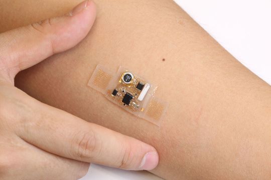 Ein bieg- und dehnbares Sensorpflaster auf Basis herkömmlicher SMD-Komponenten. Ein bieg- und dehnbares Sensorpflaster auf Basis herkömmlicher SMD-Komponenten.
