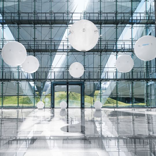 Mit den E-Motion-Spheres zeigt Festo, wie mehrere Objekte dank vielfältiger Vernetzung kollisionsfrei im dreidimensionalen Raum koordiniert werden. Mit den E-Motion-Spheres zeigt Festo, wie mehrere Objekte dank vielfältiger Vernetzung kollisionsfrei im dreidimensionalen Raum koordiniert werden.
