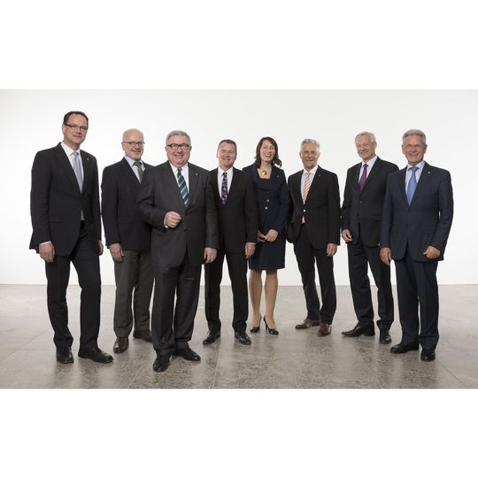 Aufsichtsrat und Vorstand der Wittenstein AG (v.r.n.l.): Aufsichtsratsvorsitzender Dr.-Ing. E.h. Manfred Wittenstein, Dr. Stefan Reineck, Stellvertretender Aufsichtsratsvorsitzender Dr. Manfred Biehal, Karin Markert, Vorstand Karl-Heinz Schwarz, Vorstandsvorsitzender Prof. Dr.-Ing. Dieter Spath, Prof. Ronald Gleich und Jürgen Guckenberger.