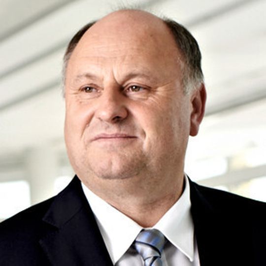 Einstimmig gewählt: Der Kfz-Unternehmer Helmut Peter ist neuer Vorstandsvorsitzender der Bundesfachschule für Betriebswirtschaft im Kraftfahrzeuggewerbe. Einstimmig gewählt: Der Kfz-Unternehmer Helmut Peter ist neuer Vorstandsvorsitzender der Bundesfachschule für Betriebswirtschaft im Kraftfahrzeuggewerbe.