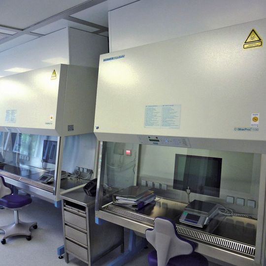 Bei der Herstellung von Zytostatika werden höchste Anforderungen an den Arbeitsschutz gestellt. Bei der Herstellung von Zytostatika werden höchste Anforderungen an den Arbeitsschutz gestellt.
