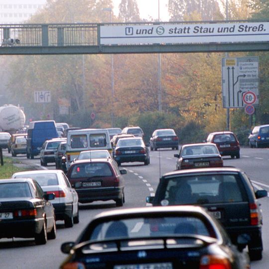 Trotz Staus und Parkplatznot: Rund 92 Prozent der Autobesitzer fahren mit ihrem Fahrzeug in innerstädtischem Gebiet, wie eine Umfrage der Dekra ergab. Trotz Staus und Parkplatznot: Rund 92 Prozent der Autobesitzer fahren mit ihrem Fahrzeug in innerstädtischem Gebiet, wie eine Umfrage der Dekra ergab.