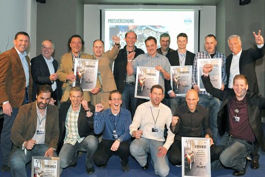 Die Preisträger des VISTA-Wettbwerbs freuen sich zusammen mit Thomas Bauch, Geschäftsführer Volvo Car Germany, und Thomas Weber, Direktor der VCG-Händlernetzentwicklung (hinten links).