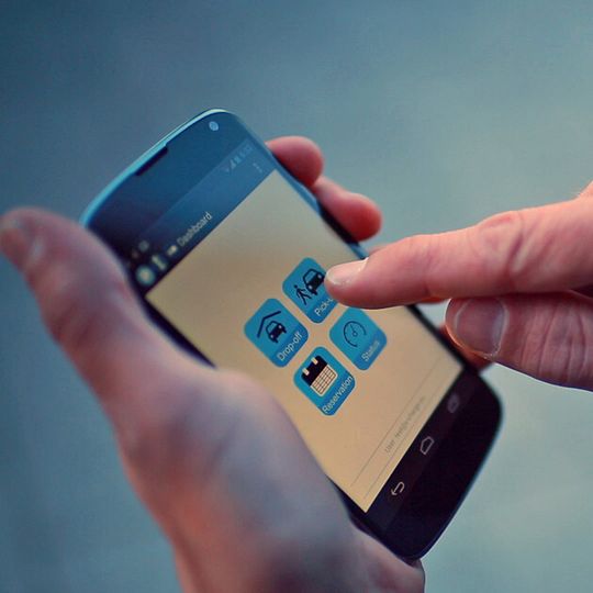 Künftig sollen E-Auto-Fahrer ihr Gefährt per Smartphone zum Parken und Laden schicken können. Künftig sollen E-Auto-Fahrer ihr Gefährt per Smartphone zum Parken und Laden schicken können.