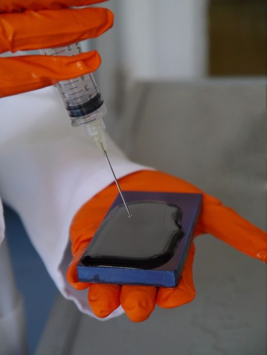 Die mit Gel beschichtete Titanium-Oberfläche bindet Proteine. Diese unterstützen das Zusammenwachsen mit Knochen. Die mit Gel beschichtete Titanium-Oberfläche bindet Proteine. Diese unterstützen das Zusammenwachsen mit Knochen.