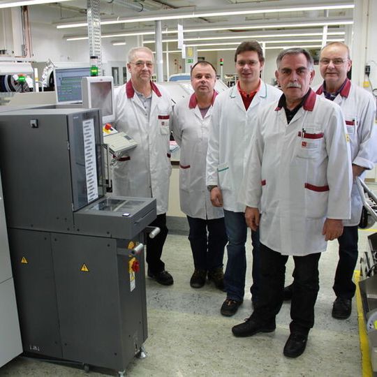 Das Team des bebro-Feldtests an der SIPLACE-Linie: Klaus Seidel, Lothar Feichtinger, Patrick Liss, Ignaz Boborzi und Walter Gabel (von links nach rechts)
