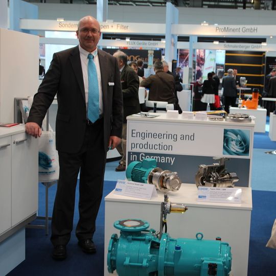 Guter Andrang bei Edur: Exportleiter Hans-Joachim Thiele präsentiert am Stand unter anderem die neue Pumpe NUBXS 700. Guter Andrang bei Edur: Exportleiter Hans-Joachim Thiele präsentiert am Stand unter anderem die neue Pumpe NUBXS 700.