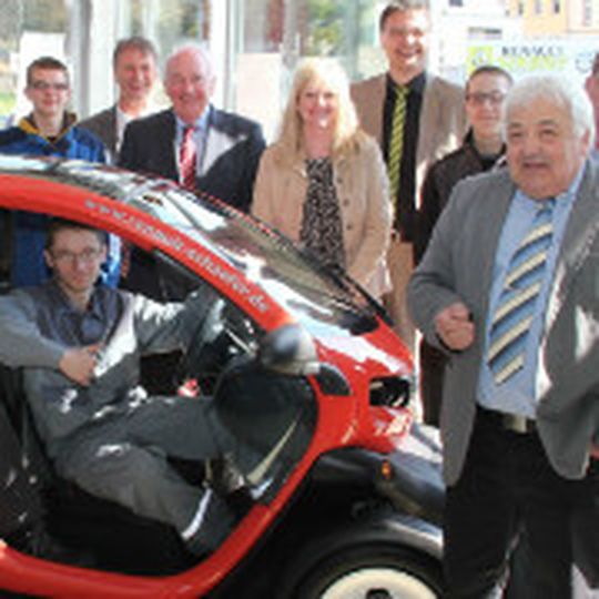 Am Renault Twizy können die Auszubildenden der Berufsschule Gerolstein künftig ihr Elektro-Know-how schulen.