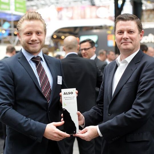 Niels Christian Kaiser (l.), Marketingchef und Mitgründer von Secucloud, erhielt den „Also Start-Up Award“ von Also-Geschäftsführer Reiner Schwitzki. Niels Christian Kaiser (l.), Marketingchef und Mitgründer von Secucloud, erhielt den „Also Start-Up Award“ von Also-Geschäftsführer Reiner Schwitzki.