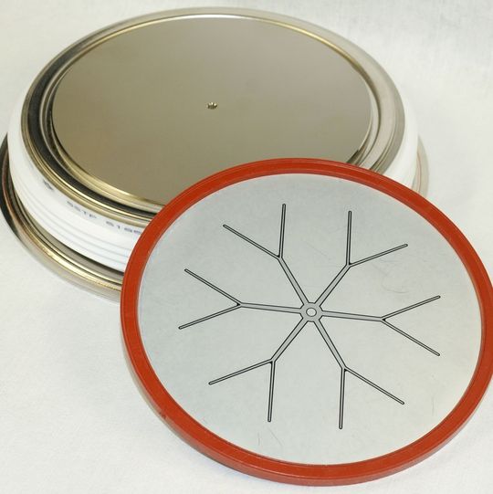 Bild 1: 8,5-kV-Thyristor für die klassische HGÜ. Mit 146 mm Durchmesser ist er einer der größten Chips der Welt. Bild 1: 8,5-kV-Thyristor für die klassische HGÜ. Mit 146 mm Durchmesser ist er einer der größten Chips der Welt.