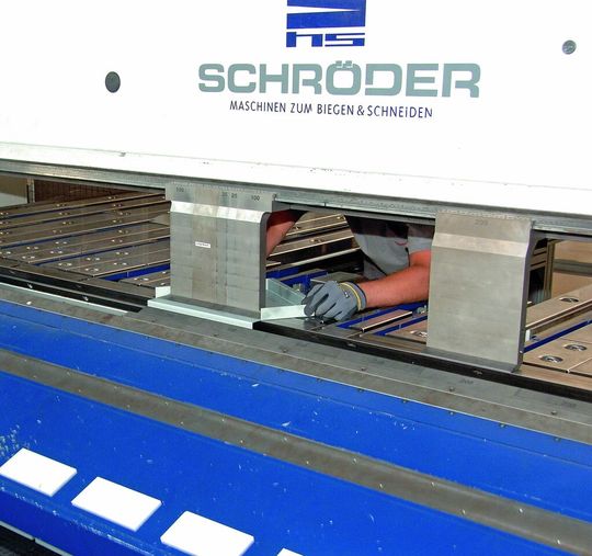 Bei Lindner werden alle Teile – egal ob groß oder klein – passgenau auf Schröder-Maschinen hergestellt. Auf der Baustelle wird dann nur noch montiert. Bei Lindner werden alle Teile – egal ob groß oder klein – passgenau auf Schröder-Maschinen hergestellt. Auf der Baustelle wird dann nur noch montiert.