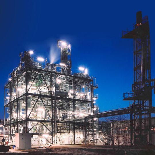 Die Produktionsanlagen des Standortes Schwarzheide bei Nacht. Auf dem Foto ist die MNT-Anlage zu sehen. Mononitrotoluol ist ein Ausgangsstoff für die Isomerentrennung und zur Synthese von Toluidin. Die Produktionsanlagen des Standortes Schwarzheide bei Nacht. Auf dem Foto ist die MNT-Anlage zu sehen. Mononitrotoluol ist ein Ausgangsstoff für die Isomerentrennung und zur Synthese von Toluidin.