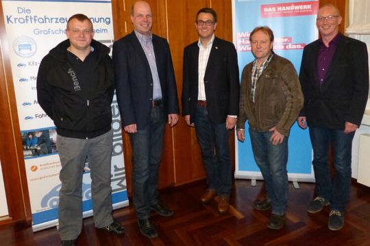 Vorstandsmitglieder der Kfz-Innung Grafschaft Bentheim: (v.li.) Bert Jürries (Lehrlingswart), Everhard Wieking (Obermeister), Heiko Peters (stellv. Obermeister), Rainer Gassner und Günter Olthoff (beide Beisitzer).