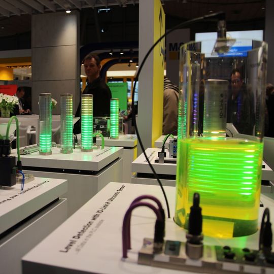 Wie die durchgängige Kommunikation durch Einsatz der IO-Link-Technik die Effizienz verbessert, zeigt Balluff auf sechs verschiedenen Objekten auf der Hannover-Messe. Wie die durchgängige Kommunikation durch Einsatz der IO-Link-Technik die Effizienz verbessert, zeigt Balluff auf sechs verschiedenen Objekten auf der Hannover-Messe.