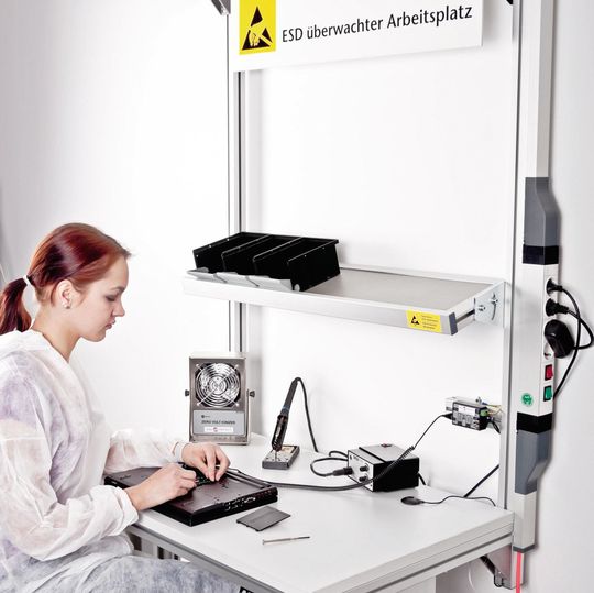 Bild 1: Montagearbeitsplatz in ESD-Ausführung für die sichere Montage von Elektronikbauteilen. Bild 1: Montagearbeitsplatz in ESD-Ausführung für die sichere Montage von Elektronikbauteilen.