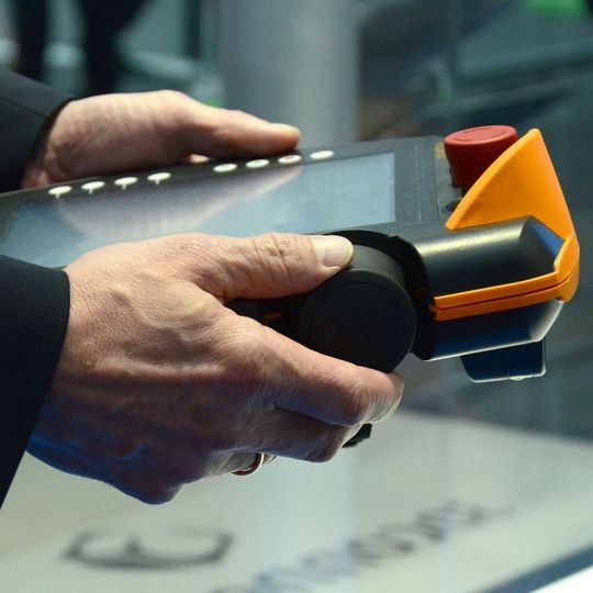 Einfache Roboterbedienung. In das Kuka-Smartpad ist das Spacemouse Module integriert. Einfache Roboterbedienung. In das Kuka-Smartpad ist das Spacemouse Module integriert.